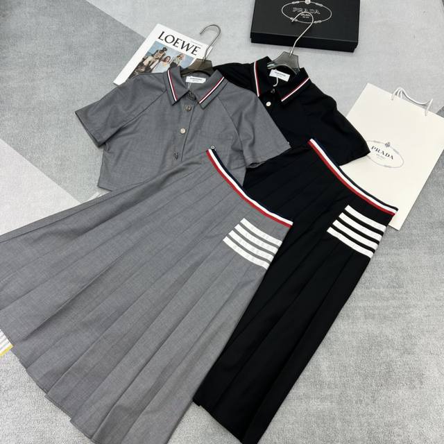 高品质thom Browne 2024夏装新款套装 短袖斜肩设计衬衫胸前贴合口袋刺绣图案 衣领和腰头拼织带装饰凸显品牌特点 搭配经典压褶裙优雅气质 2色sml